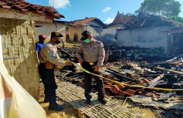 Foto: Kapolsek Kadur Saat Pasang Garis Polisi Di Lokasi Kebakaran