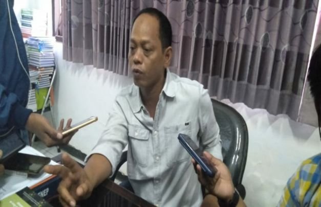 Foto: Anggota komisi II DPRD Sumenep Holik saat di wawancara.