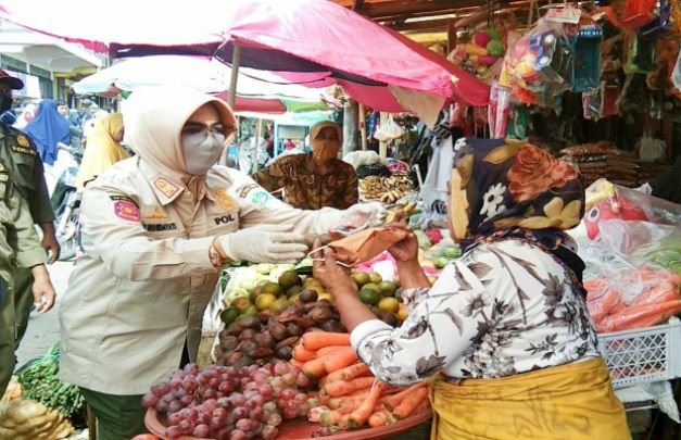 Foto: Kabid Tibum Pasangkan Masker Kepada Penjual di Pasar