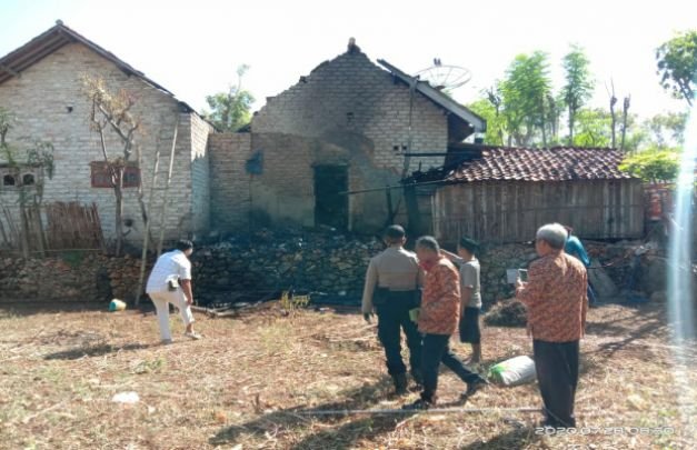 Foto: Armada pemadam kebakaran tiba dilokasi 