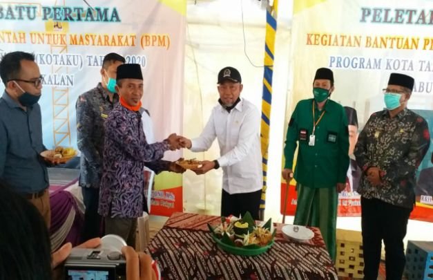 Foto : peletakan batu pertama program Kotaku di Bangkalan 