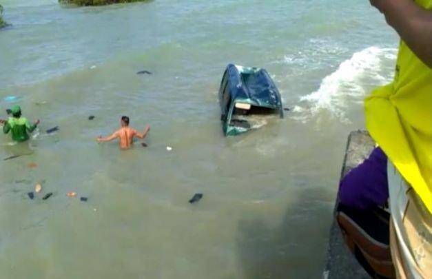 Foto : Mobil Carry terjun bebas ke pantai di Desa Sejati,  Camplong Sampang
