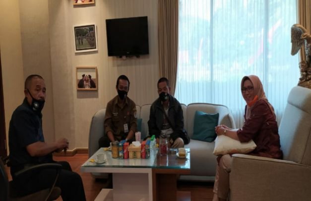 Foto: Suasana saat Wakil Administratur / KSKPH Perhutani Lumajang, Yus Yaser Arafat bersama Ketua PSHT 