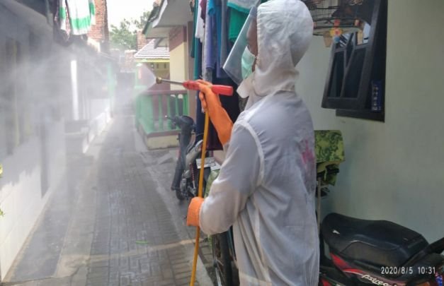 Foto: Petugas PMI Jember saat melakukan penyemprotan.