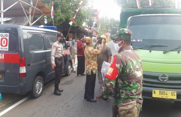 Foto : Forkopimka Bersama Relawan Bagikan Masker Kepada Masyarakat
