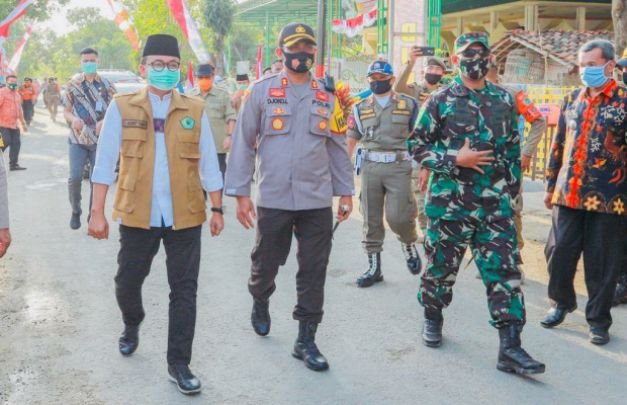 Foto: Bupati Pamekasan Bersama Kapolres dan Dandim 0826 Saat Berkunjung Di Desa Durbuk