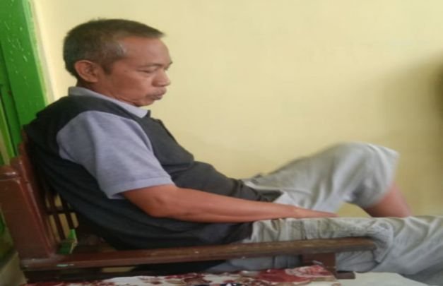 Foto: Kondisi Hasinuddin saat ini, Duduk Lemas Di Rumahnya