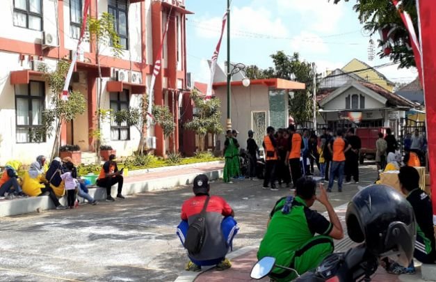 Foto: Berkerumun, puluhan pegawai DPRKP & Cipta Karya Sumenep saat mengikuti kegiatan lomba 