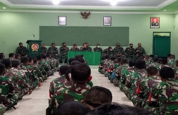 Foto: Dandim 0826 Pamekasan Saat Memberikan Jam Komandan Pada Anggota