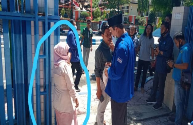 Foto: Seorang gelandangan saat meminta belas kasihan bakal calon Bupati Sumenep 