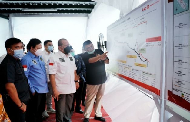 Foto : Ketua DPD RI beserta sejumlah Senator saat tnjau ruas tol Pekanbaru-Dumai, Selasa (1/9/2020) pagi. 