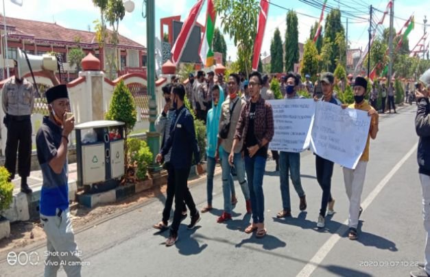 Foto: Puluhan mahasiswa saat menggelar aksi di Depan Kantor Bupati Sumenep 