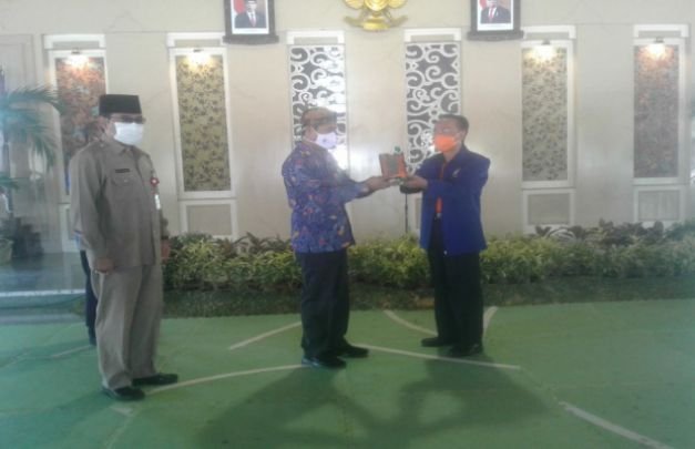 Foto: Wakil Bupati Pamekasan saat memberikan kenang kenangan kepada Ketua FORMI Jatim di dampingi Sekda Pamekasan