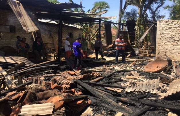 Foto: Hangus, sisa bangunan yang terbakar tinggal kerangka