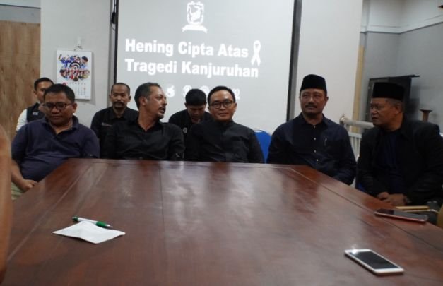 Foto: Sapto Wahyono (Security Officer) Zia Ul Haq (Dirut PT PBMB), Baddrut Tamam (Bupati Pamekasan), Moh Alwi (Ketua LOC) dan Munadi (Perwakilan Suporter Madura Bersatu)