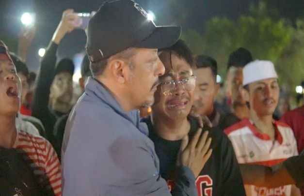 Foto: Zia Ul Haq dan perwakilan suporter Arema yang tampak menangis histeris 