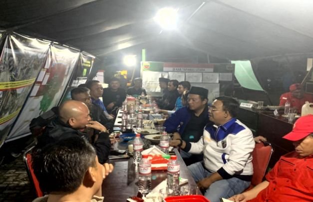 Foto: DPP KNPI saat menyerahkan bantuan gempa di Tapanuli Utara 