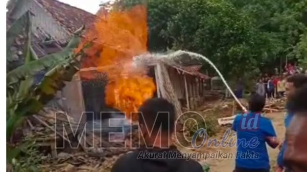 Petugas Damkar berusaha memadamkan api yang keluar dari sumur bor milik warga (Tangkapan layar)