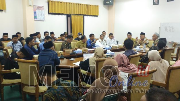 Para kelompok tani, pemelik kios, distributor, Dinas Pertanian, perwakilan PI, KP3, dan anggota DPRD Kabupaten Sampang 