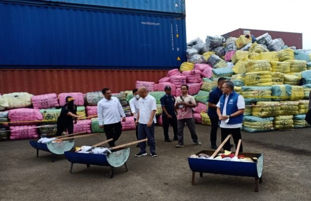 Foto: Penyitaan balepress asal impor