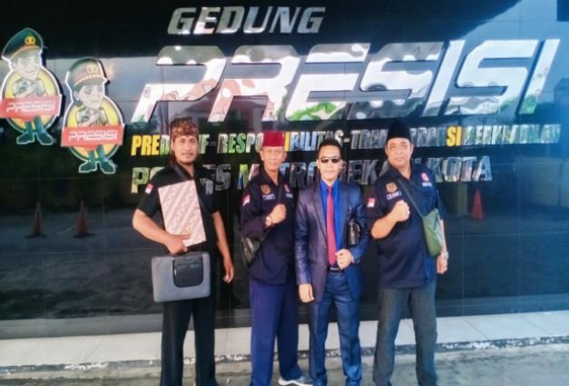 Foto: Syamsul Arifin Ketua Madas DPD Jabar bersama Wakil ketua H. Fauzi dan Penasehat Pardiansyah yang didampingi kuasa hukum Ikhsan Sangadji, S.H.