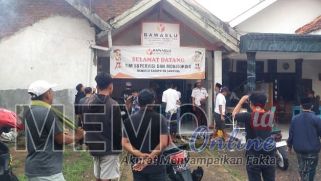 Foto : Warga dan peserta KPPS Desa Moktesareh geruduk Panwascam Kedungdung 