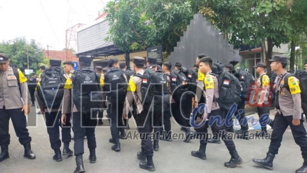 Foto : Personil BKO dari Polda Jatim memasuki Mapolres Sampang 