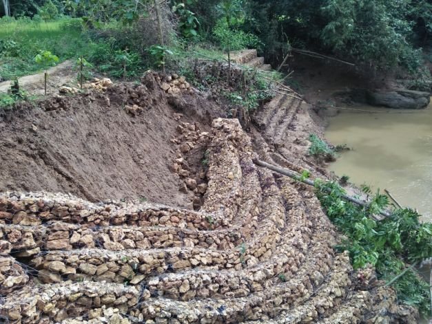 Foto: Aberan Sungai yang Ambruk