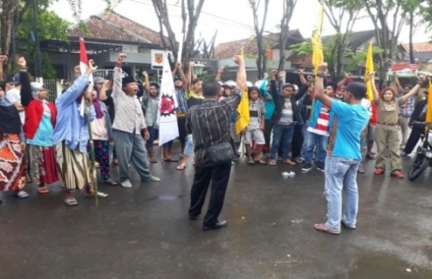 Foto: Sejumlah aķtivis LSM Reformasi saat berunjuk rasa ke mapolres pamekasan