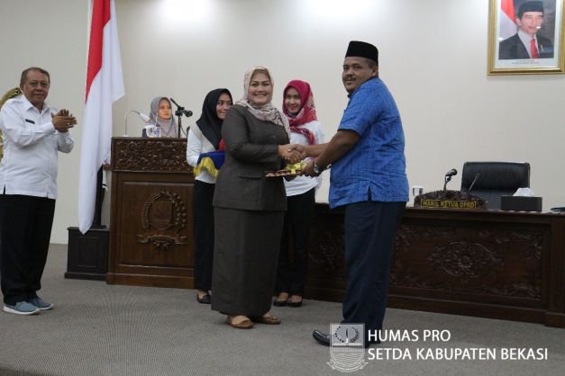 Rapat paripurna dengan agenda tanggapan/jawaban Bupati Bekasi terhadap penyampaian pandangan umum fraksi-fraksi atas Raperda tentang Pajak Daerah dan Kawasan Tanpa Rokok