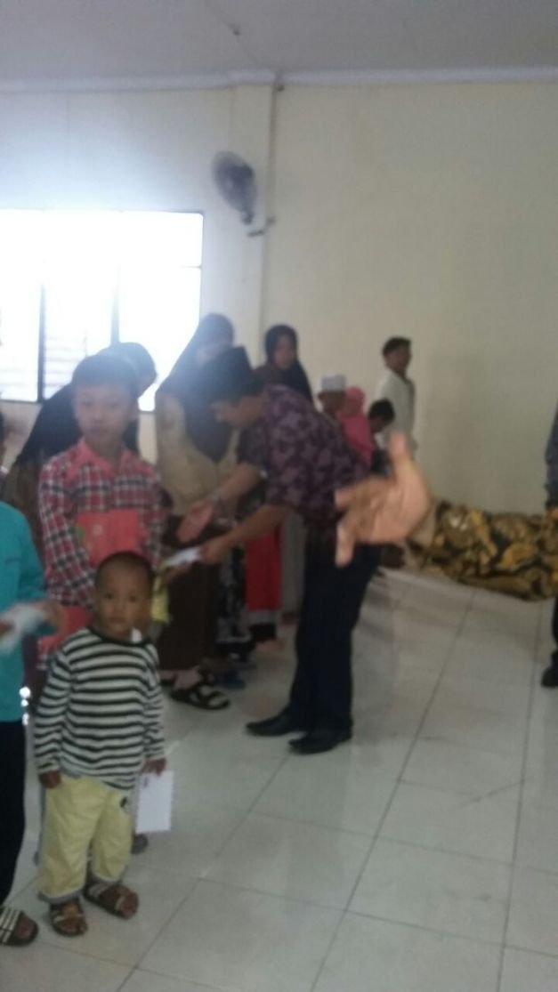 Camat Tambun Selatan, Iman S. Memberikan Santunan Kepada Anak Yatim Mewakili Bupati Bekasi
