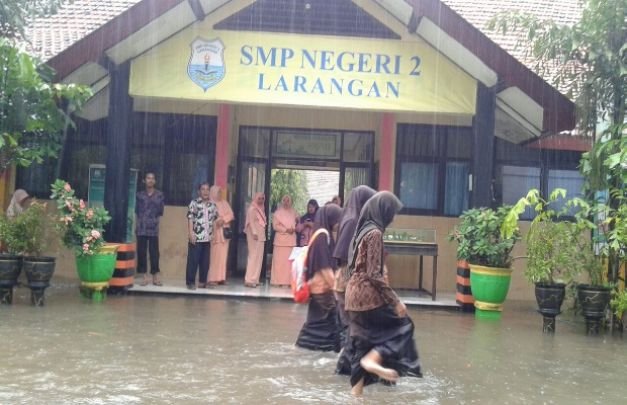 Foto SMP 2 Larangan saat Dilanda Banjir