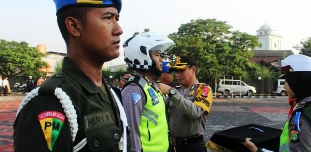 Kapolres Metro Bekasi, Kombes Candra Memasang Pita Operasi Keselamatan Jaya, Jumat (2/3/2018).