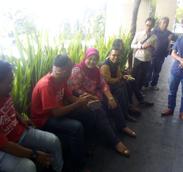 Bupati Neneng 'Ngariung' Bersama Awak Media Di Lobby Grand Zuri Hotel, Kamis (8/3/2018)