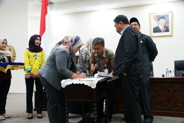 Raperda Tentang Pajak Daerah Telah Disahkan Menjadi Perda, Kamis (15/3/2018)
