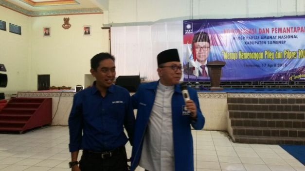 Foto : Ketua MPR RI, Zulkifli Hasan bersama Ketua Barisan Muda PAN Sumenep, Hairul Anwar.