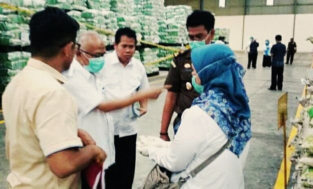 Kejaksaan Kabupaten Bekasi Bersama Aparat Terkait Lainnya, Saat Melakukan Pengecekan Dan Pemeriksaan Beras Sitaan Di PT. Indo Beras Unggul (IBU), Beberapa Hari Yang Lalu.