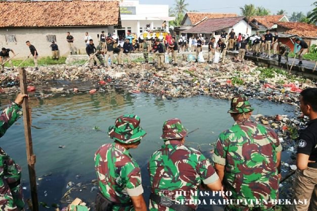 Kegiatan Operasi Bersih Kali/Sungai Sukatani Oleh Pemerintah Kabupaten Bekasi melalui Dinas Lingkungan Hidup, Perum Jasa Tirta, TNI dan Polri serta IPDN, Jum'at (4/5/2018).