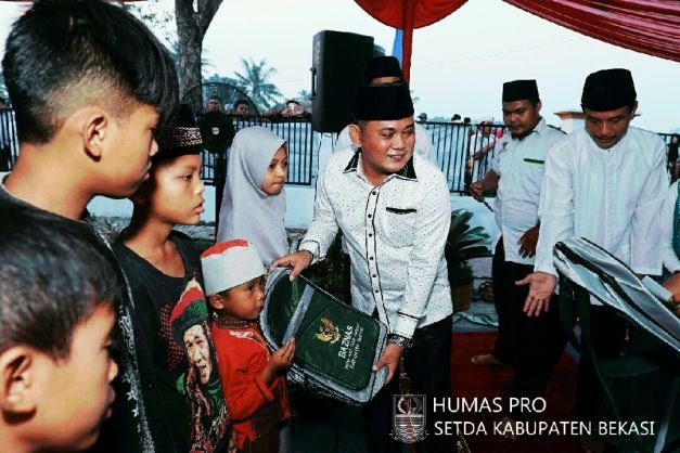 Pemberian Santunan Oleh Wakil Bupati Bekasi, Selasa (5/6/2018).