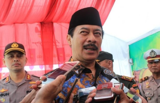 Foto Pj. Bupati Pamekasan saat dimintai keterangan di posko Arek Lancor, usai sidak ke 5 lokasi