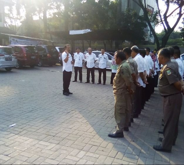 Camat Tambun Selatan, Drs. Iman Santoso Saat Memberikan Arahannya Dalam Apel Pagi, Rabu (18/7/2018).