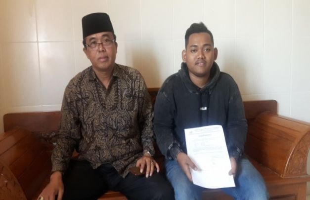 Foto : Waka III IAIN Madura, Mohammad Hasan bersama Ainur Risqi Firmansah, Calon Jamaah Haji Kabupaten Sampang