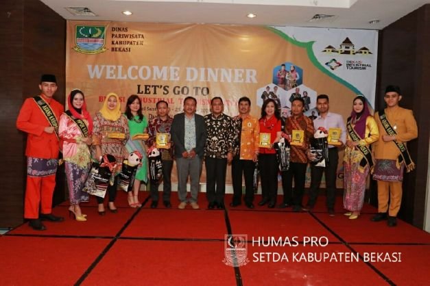 Foto Bersama Dalam Acara 'Let's Go To Bekasi Industrial Tourism Batch 2'