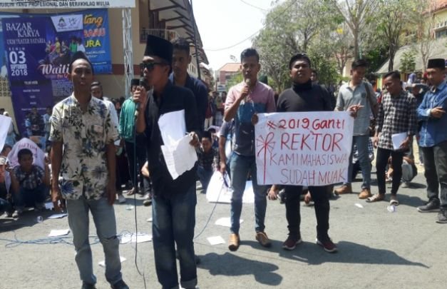 Foto : Massa Aksi saat Meneriakkan 2019 Ganti Rektor