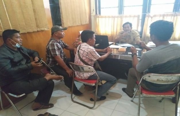 Foto : Aksitivis Pamekasan saat Menemui Sekretaris PUPR Pamekasan di Ruangannya