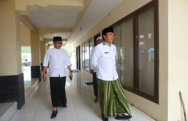 Foto : Bupati Pamekasan saat Sidak di Kantor Kecamatan Palengaan