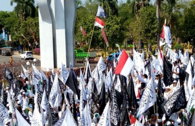 Foto : Ratusan Massa Aksi di Monumen Arek Lancor Pamekasan