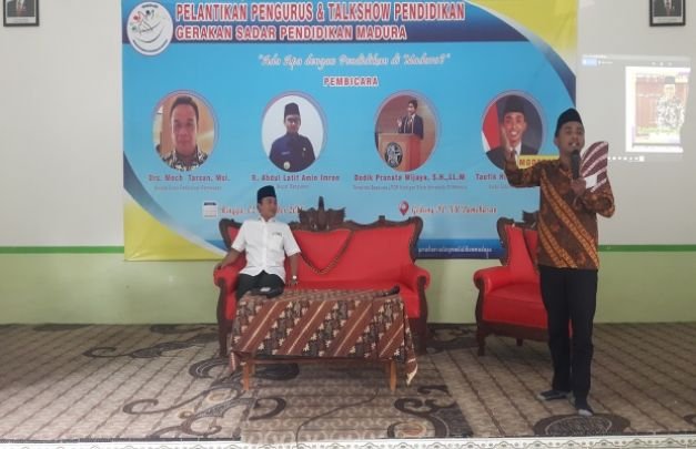 Foto Bupati Baddrut saat dipanggil Moderator untuk Maju kedepan Peserta