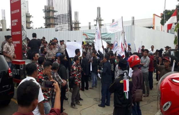 Foto : Massa LMP saat Mengepung Hotel Front One