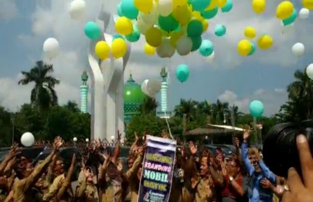 Foto : Bupati Baddrut dan Jajaran Pemerintahan Pamekasan saat Melepas Balon di Area Monumen Arek Lancor